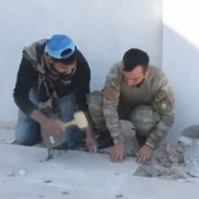 Teröristlerin tahrip ettiği okulu Mehmetçik onarıyor