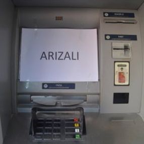 Cezaevine girmek için ATM'lere zarar verdi