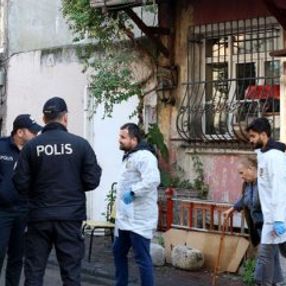 Fatih'te emekli başkomiser kızını vurdu