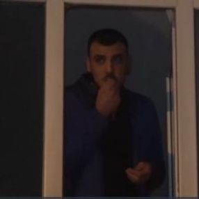 Yangın çıkan binada hiçbir şey olmamış gibi durdular