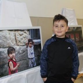 7 yaşındaki çocuk fotoğraflarını sergiledi