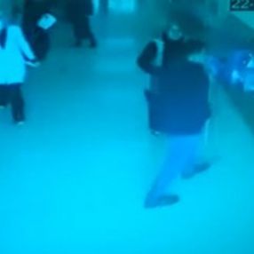 Elindeki fırçayla doktora saldırdı