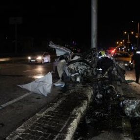 Karaman'da bir sürücü yön levhasına çarptı
