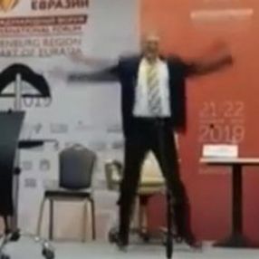 Rusya'da dans ettiği için sahneden indirilen başkan