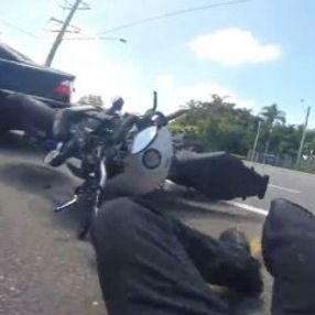 Avustralya'da kızlara bakarken kaza yapan motorcu
