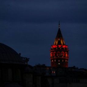 İstanbul kadına şiddete karşı turuncu renge büründü