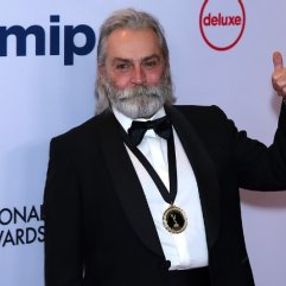 Haluk Bilginer Emmy Ödüllerinde en iyi erkek oyuncu seçildi