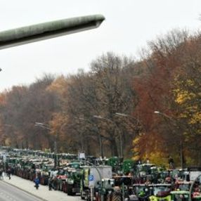 Almanya'da çiftçiler tarım politikasını protesto etti