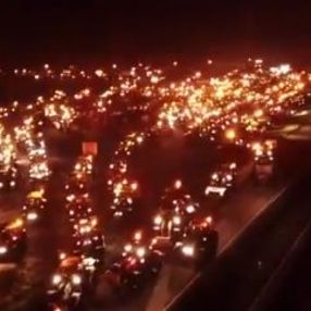 Almanya'da çiftçiler trafiği kilitledi
