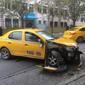 Şişli'de taksi ağaca çarptı: 1 yaralı