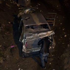 Isparta'da bir araç su kanalına düştü