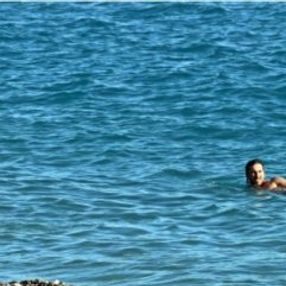 Antalya'da denize bu kez ısınmak için girdiler