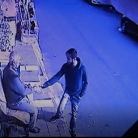 Şanlıurfa'da elini sıktığı adamın parasını çaldı