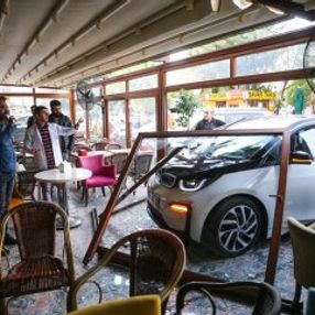 Adana'da elektrikli otomobil kafeye girdi: 2 yaralı