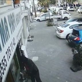 Bir şey bulamayan hırsız semaveri alıp, kaçtı