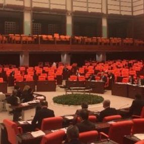 AK Partili vekiller Meclis'i yine boş bıraktı