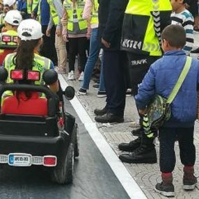 Trafik eğitimi veren polislerden küçük simitçiye jest