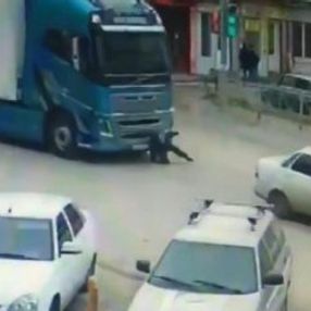 10 yaşında çocuğun tırın altında kalma anı kameraya yansıdı