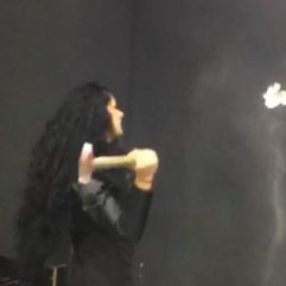 Akılalmaz şekilde örülen duvarı yıktı