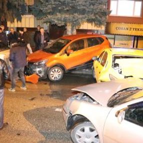 Bolu'da alkollü sürücü cadde üzerindeki 7 araca çarptı