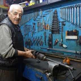 62 yıldır otomobil tamir ediyor