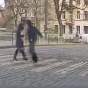 Ukrayna'da yaya geçidinde kadına yumruklu saldırı
