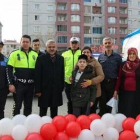 Polisliğe ilgi duyan engelli çocuğa polislerden sürpriz
