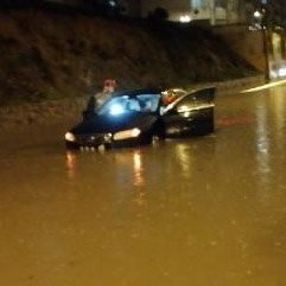 Pendik'te 2 araç, su basan yolda mahsur kaldı