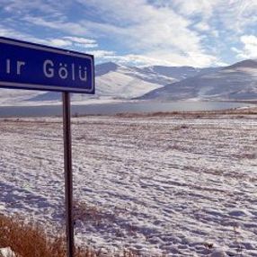 Çıldır Gölü kışın da büyülüyor