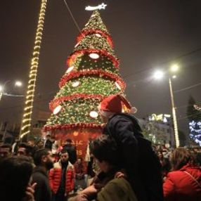 Ramallah'ta kurulan Noel Ağacı törenle aydınlatıldı