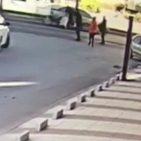 Uşak'ta koşarak yolun karşısına geçen kadına araç çarptı