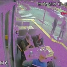 4 kişi arabanın altında kalmaktan şans eseri kurtuldu