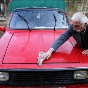 40 yıllık arabasına çocuğu gibi bakıyor
