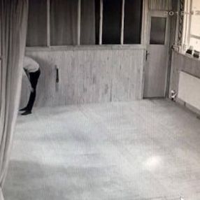 Camide namaz kılan hırsız, telefonu alıp kaçtı