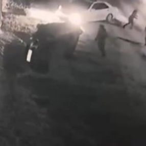 Rusya'da alkollü grup polis aracını yan yatırdı