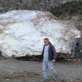 Futbol sahasına dev kaya parçası düştü