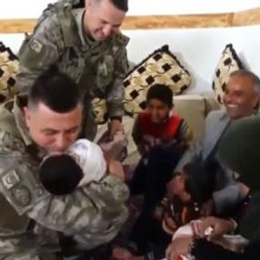 Pınar bebek ve kardeşleri asker amcalarını ağırladı