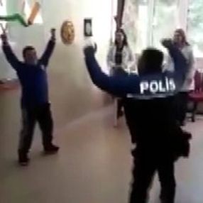 Down sendromlu Kadir polisle zeybek oynadı