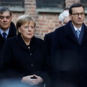 Nazi toplama kampı ziyaretinde Merkel yine titredi