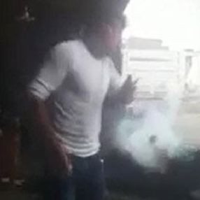 Tamir etmeye çalıştığı lastik, yüzünde patladı