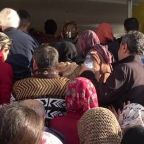 Su basan mağazada halılar için izdiham çıktı