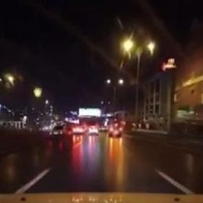Makas atmaya çalışırken bariyerlere çarptı