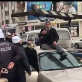 Ankara'da yaşlı adam otomobilinin üzerine çıktı