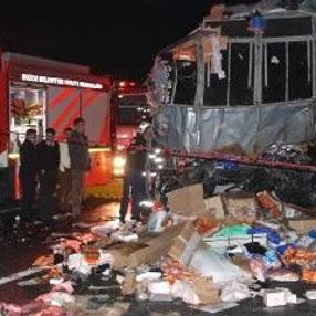 Otobüs, hatalı dönüş yapan tıra çarptı: 2 ölü 35 yaralı