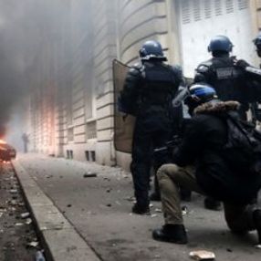 Fransa'da Macron karşıtları sokağa döküldü