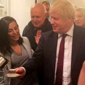 Şarkıcı Eylem ve Boris Johnson'dan kahve keyfi
