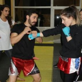 Kadınlar kendilerini savunmak için kick boks öğreniyor