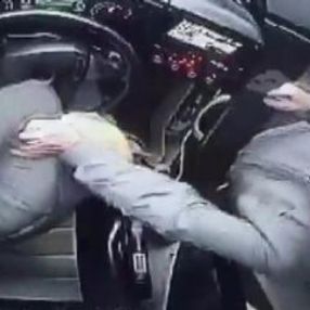 Otobüs durmadığı için şoförü yumrukladı