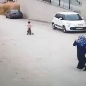 Yokuş aşağı hızlıca giden minik kızın annesi şoka girdi