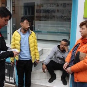 Zehir taciri ile kullanıcılarına cami önünde baskın